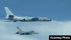台灣戰機在中國轟六機左邊貼近飛行。（2017年7月20日） （台灣國防部提供）