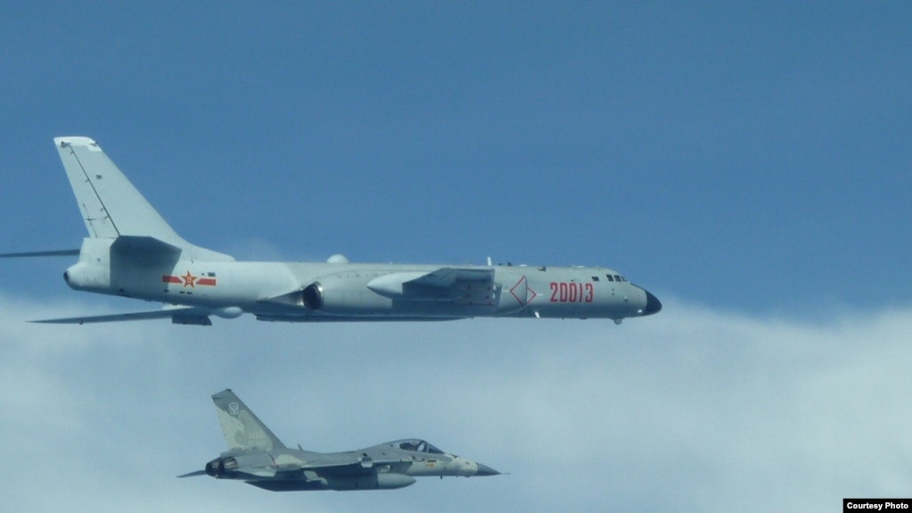 台灣戰機2017年7月20日在中國轟六機左邊貼近飛行 （台灣國防部提供） 