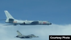 台灣戰機2017年7月20日在中國轟六機左邊貼近飛行（台灣國防部提供）