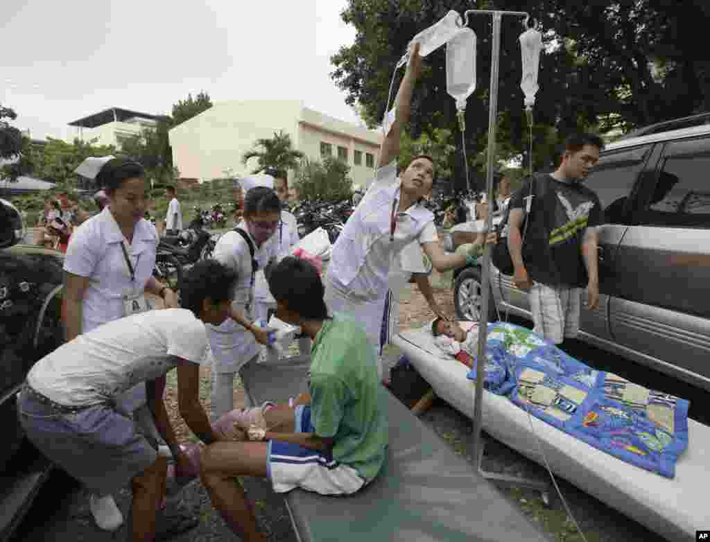 Sobrevivientes del terremoto se reúnen en un estacionamiento del hospital público tras el terremoto que afectó la ciudad de Cebú en la región central de Filipinas este martes 15 de octubre de 2013.