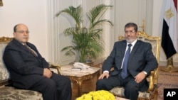 Presiden Mohammed Morsi (kanan) bersama Jaksa Agung Talaat Abdullah November 2012. (Foto: Dok)