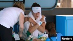 Petenis Perancis, Alize Cornet, menerima perawatan medis pada saat bertanding melawan petenis Belgia Elise Mertens of Belgium, di turnamen Australia Terbuka, Melbourne, 19 Januari 2018.
