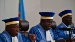 Le président de la Cour constitutionnelle de la République démocratique du Congo, Noel Funga, dirigeant un tribunal composé de cinq juges, fait une déclaration à Kinshasa le 15 janvier 2019.