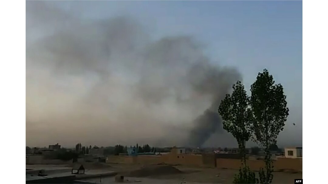 Asap mengepul ke udara setelah militan Taliban melancarkan serangan ke ibukota provinsi Afghanistan, Ghazni, 10 Agustus 2018. (Foto: videograb AFPTV)