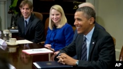 바락 오바마 미국 대통령(오른쪽)이 17일 워싱턴 백악관에서 IT 업체 대표들을 면담했다.