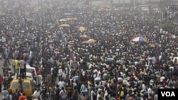 Serikat buruh mengadakan pemogokan di kota bisnis Nigeria, Lagos (13/1). Pekerja Nigeria akan meneruskan pemogokan umum hari Senin.