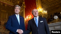 عکس آرشیوی از دیدار ماه اکتبر جان کری وزیر خارجه ایالات متحده (چپ) با لوران فابیوس همتای فرانسوی خود در پاریس 