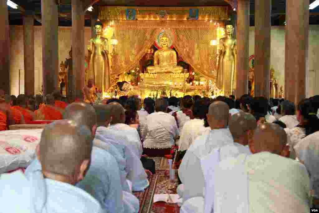 ព្រះសង្ឃសម្តែងធម៌ទេសនាទៅកាន់ពុទ្ធបរិស័ទក្នុងថ្ងៃបុណ្យមាឃបូជា នៅឯវត្តលង្កា រាជធានីភ្នំពេញ កាលពីថ្ងៃទី៣ ខែកុម្ភៈ ឆ្នាំ២០១៥។ (នូវ ពៅលក្ខិណា/VOA)