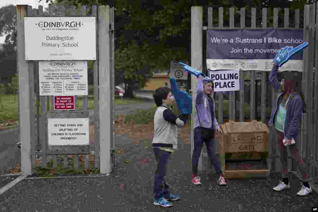 Children play outside a polling place in Edinburgh, Scotland, Sept. 18, 2014.