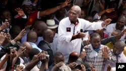 Defeated Congo opposition candidate Martin Fayulu greets supporters as he arrives at a rally in Kinshasha, Congo, Jan. 11, 2019. 