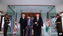 "EE.UU. lamenta profundamente que el presidente afgano Ashraf Ghani y el expresidente ejecutivo Abdullah Abdullah (..) no hayan podido ponerse de acuerdo sobre un gobierno inclusivo", dijo Pompeo en un comunicado.