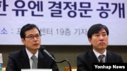 김영호(왼쪽) 한국 통일부 장관 후보자가 외교부 인권대사 재임 시절인 지난 2013년 서울 프레스센터에서 기자회견하고 있다. 오른쪽은 하태경 의원. (자료사진)