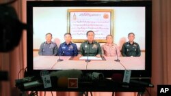 Tham mưu trưởng quân đội Thái Lan Prayuth Chan-ocha tuyên bố trên truyền hình rằng quân đội đã nắm quyền kiểm soát đất nước để giúp vãn hồi trật tự và đẩy mạnh cải cách chính trị.