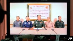 Pemimpin kudeta militer Thailand, Jenderal Prayuth Chan-Ocha (tengah) dan para perwira tinggi militer Thailand lainnya mengumumkan pengambil alihan kekuasaan melalui siaran televisi di Bangkok, Thailand, Kamis (22/5).