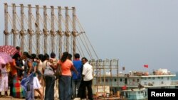 一批斯里蘭卡訪客觀看中國船在漢班托塔港口作業（2010年3月24日）