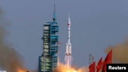 Pesawat antariksa Shenzhou-9 diluncurkan dari Pusat Peluncuran Satelit Jinquan di gurun Gobi (foto: dok). Jing Haipeng dan Chen Dong diluncurkan ke antariksa dengan pesawat antariksa Shenzhou-11 pada saat matahari terbit dari Pusat Peluncuran Satelit ini, 17 Oktober 2016.