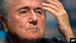 El presidente de la FIFA, Joseph Blatter, no cede ante la presión para que renuncie, y buscará este viernes su quinto mandato al frente del organismo rector del fútbol mundial.