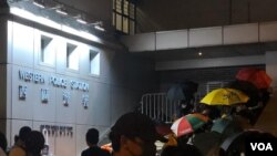 香港民陣 7月21日反送中大遊行後大批示威者佔領西區警署入口 (美國之音特約記者湯惠芸拍攝)
