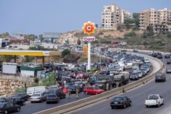 لبنان کے سرحدی قصبے جیا کی ہائی وے پر واقع ایک پٹرول پمپ سے ایندھن لینے کے لیے ہر جانب سے گاڑیاں ! رہی ہین۔