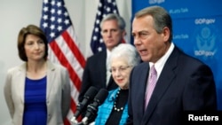 Ketua DPR AS John Boehner (dari Partai Republik) melakukan konfrensi pers bersama sejumlah anggota partainya di Gedung Capitol, Washington, 4/10/ 2013. 
