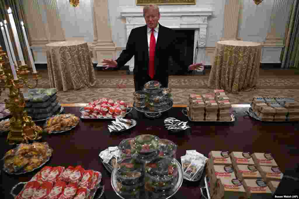 پرزیدنت ترامپ در مراسم شام با اعضای تیم قهرمان لیگ فوتبال آمریکایی دانشگاه های آمریکا از آنها با فست فود استقبال کرد. او گفت آشپزخانه کاخ سفید به خاطر تعطیلی دولت تعطیل بود و از غذا سفارش داد.