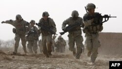 Binh sĩ Hoa Kỳ chiến đấu với quân nổi dậy tại khu vực Badula Qulp trong tỉnh Helmand ở Afghanistan