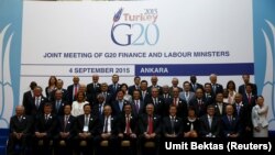 Menteri keuangan dan tenaga kerja berkumpul untuk foto grup KTT kelompok G20 di Ankara, Turki, 4 September 2015.