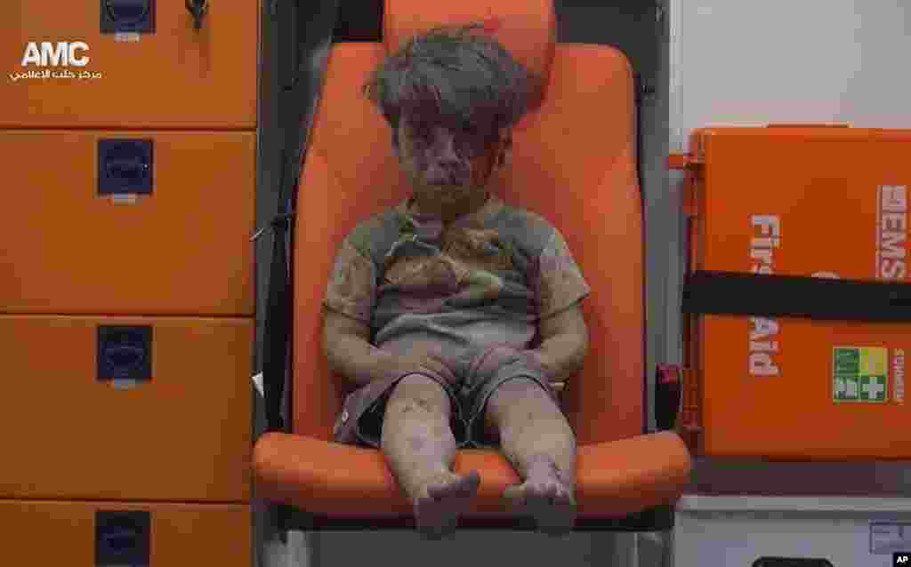 Foto Omran Daqneesh yang berlumuran darah akibat serangan udara di kota Aleppo, Suriah dan sedang duduk di ambulans setelah diselamatkan oleh regu penyelamat dan jurnalis di lokasi tersebut (17/8) telah membuat terharu seluruh dunia.