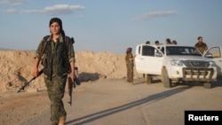 A female member of the Sinjar Resistance Units (YBS)