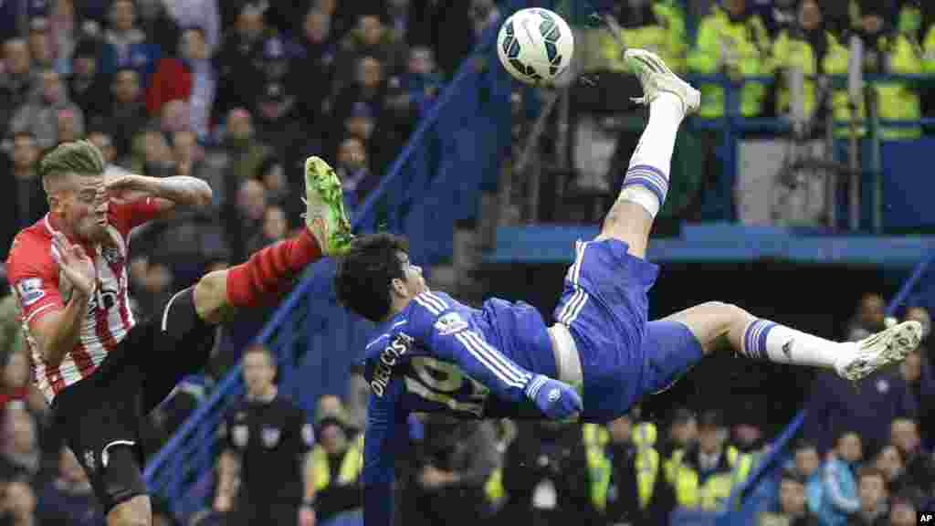 Diego Costa, do Chelsea, chutando de bicicleta na Premier league.