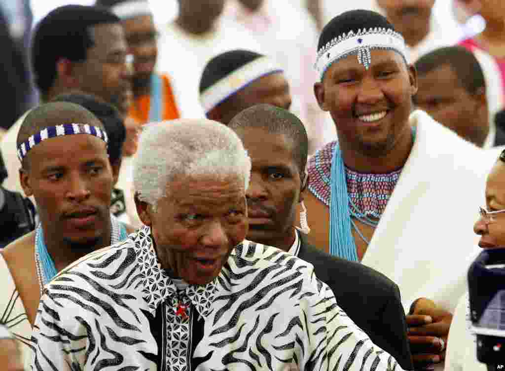 Mantan presiden Afsel Nelson Mandela (tengah) diikuti oleh cucunya Mandla Mandela (kanan belakang) tiba di sebuah upacara di Mvezo, Afrika Selatan, 16 April 2007.