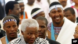 Нельсон Мандела та його онук Мандла Мандела в Мвезо, Південно-Африканська Республіка, 16 квітня 2007 року