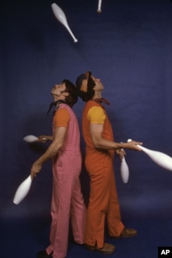 Michael Christensen and Paul Binder juggling in the early days of their partnership.