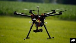 Las regulaciones permitirán el uso de drones para monitorear granjas, entre otros usos.