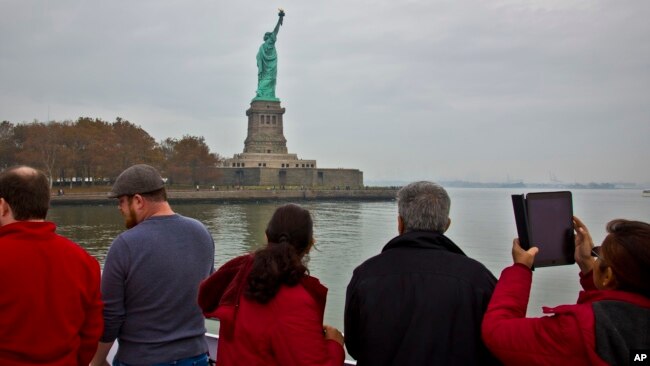 Tư liệu - Du khách tới thăm Tượng Nữ Thần Tự do ở New York, 5/11/2015. 