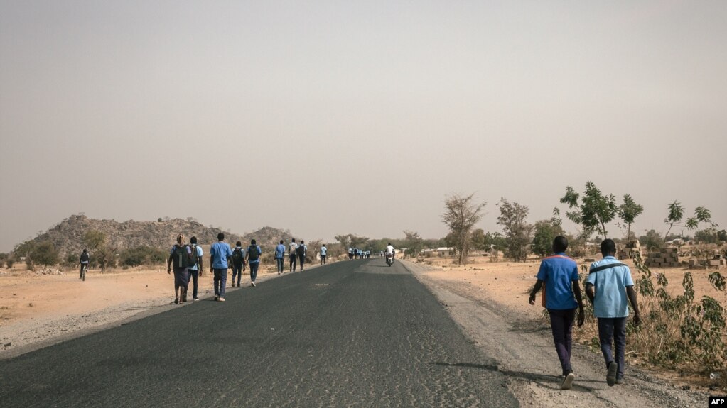 Des lycéens marchent sur la route de Mokolo à Maroua, Région de l'Extrême-Nord, Cameroun, le 20 février 2018.