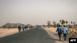 Des lycéens marchent sur la route de Mokolo à Maroua, Région de l'Extrême-Nord, Cameroun, le 20 février 2018.