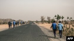 Des lycéens marchent sur la route de Mokolo à Maroua, Région de l'Extrême-Nord, Cameroun, le 20 février 2018.