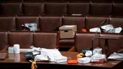 Mesas dos legisladores após terem sido evacuados