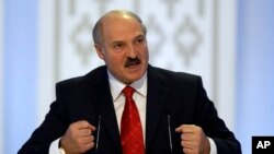 ប្រធានាធិបតី​បេឡារុស លោក Alexander Lukashenko ថ្លែង​ទៅ​កាន់​​អ្នកកាសែត​ ក្នុង​សន្និសីទ​កាសែត​មួយ នៅ​រដ្ឋធានី​ Minsk ប្រទេស​បេឡារុស ថ្ងៃទី២០ ខែធ្នូ ឆ្នាំ២០១០។ 