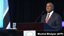 Le président du Botswana, Mokgweetsi Masisi, prononce son discours après sa prestation de serment à Gaborone, le 1er novembre 2019. (Photo by Monirul Bhuiyan / AFP)