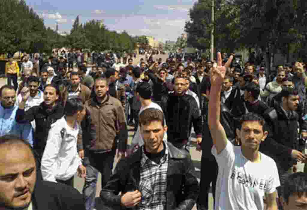 Syrian anti-government protesters demonstrate following Friday prayers in the central city of Homs, Apr 22 2011