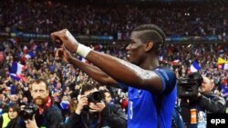 Paul Pogba de la France célèbre après le match de quart de finale de l'EURO 2016 que la France remporta 5-2 contre l'Islande au Stade de France à Saint-Denis, France, 03 juillet 2016. epa/ FILIP SINGER 