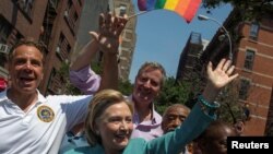 Hillary Clinton participó en el desfile del orgullo gay en la ciudad de Nueva York, el domingo, 26 de junio de 2016.