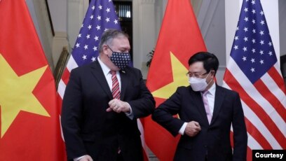 美國國務卿蓬佩奧與越南副總理兼外長範平明2020年10月30日在河內會晤（越南新聞社照片）