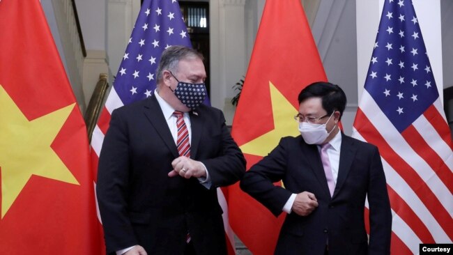 美國國務卿蓬佩奧與越南副總理兼外長范平明2020年10月30日在河內會晤（越南新聞社照片）