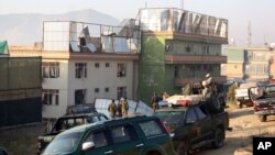 28일 아프가니스탄 카불에서 정부군 병사들이 폭탄 테러 현장을 수색하고 있다.