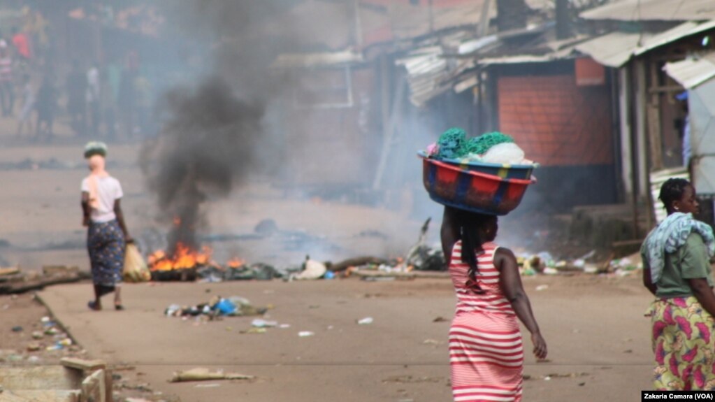 Une route barrée à Cosa dans la banlieue de Conakry, Guinée, le 14 octobre 2019. (VOA/Zakaria Camara)