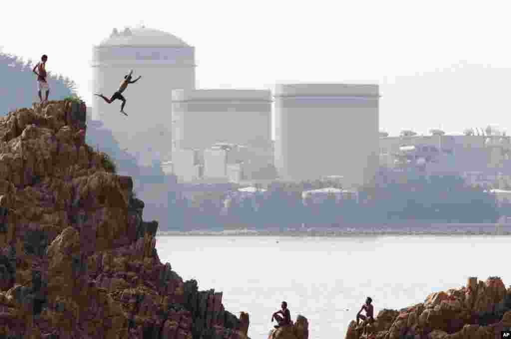 July 3: A man dives into the sea near Kansai Electric Power Co.'s Mihama nuclear power plant in Mihama town, Fukui prefecture. REUTERS/Issei Kato