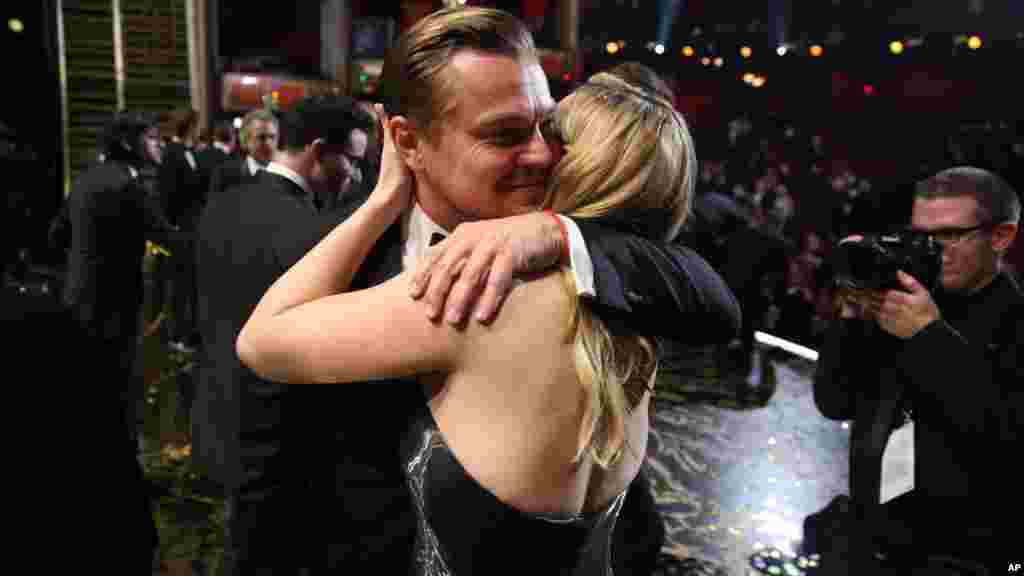 Lauréat du prix du meilleur acteur Leonardo DiCaprio, embrasse Kate Winslet dans les coulisses de la cérémonie, 28 février 2016